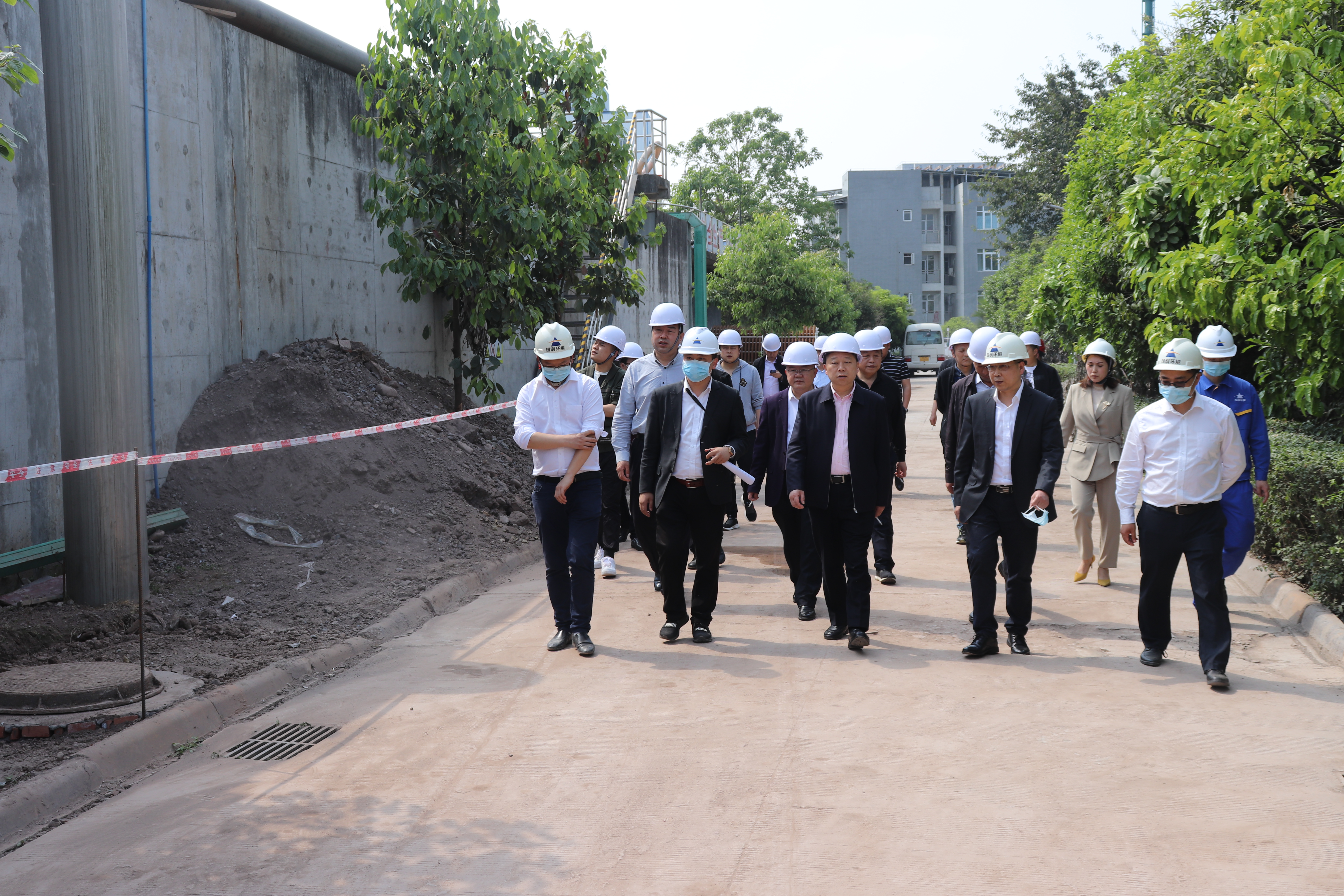 4月15日下午，隆昌市市委常委、总工会主席张世华、副市长罗世友在资中县副县长周勇和住建局相关领导陪同下，赴资中国润排水有限公司考察指导城市生活污水处理运营管理模式，并进行现场指导。